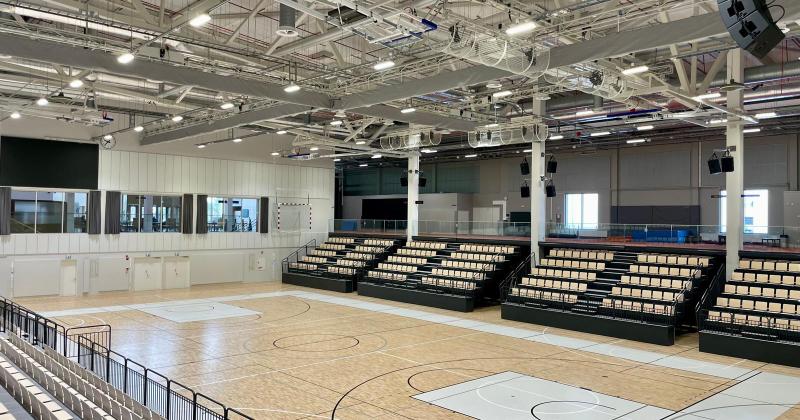 liikuntasali jossa lattia parkettia ja molemmilla reunoilla katsomot