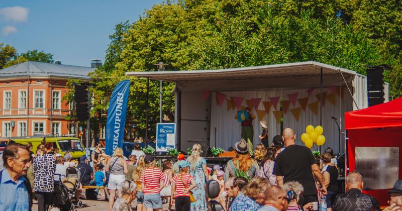 Väkeä kauppatorilla