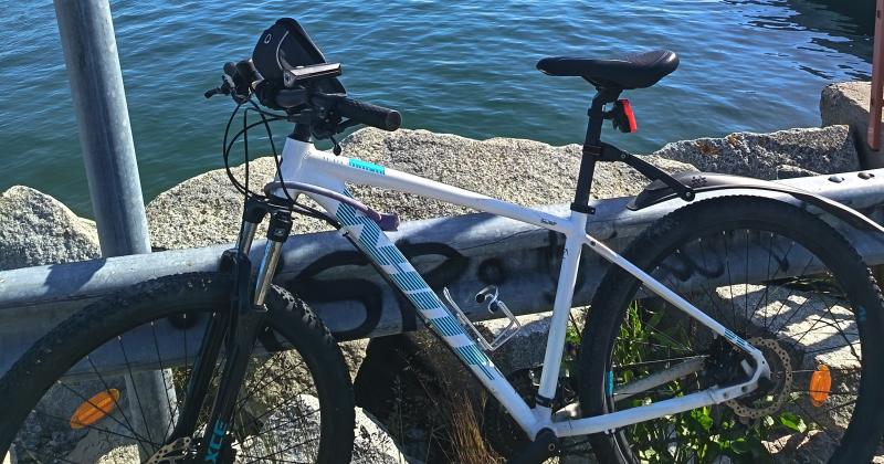 pyörä nojaa kaiteeseen taustalla meri