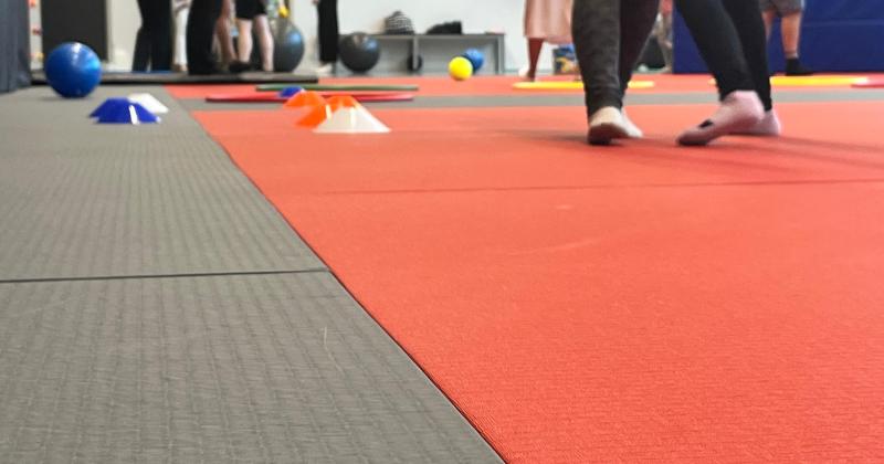 lapsia leikkimässä budosalissa