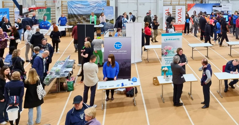 Ihmisiä messuilla Pohitullin palloiluhallissa.