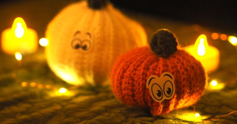 Neulotut kurpitsat ja led-valot.