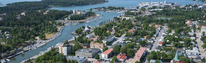 Ilmakuva Uudenkaupungin keskustasta merelle