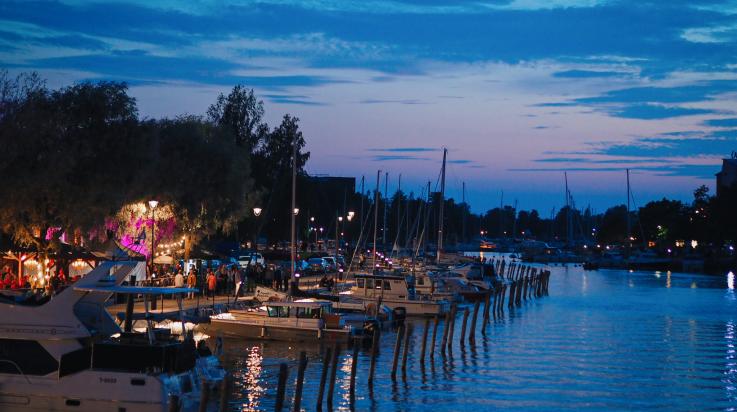 Kaupunginlahden rantaa iltavalaistuksessa