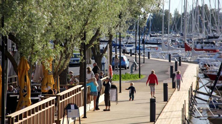 Kaupunginlahden ravintolarantaa iltavalaistuksessa