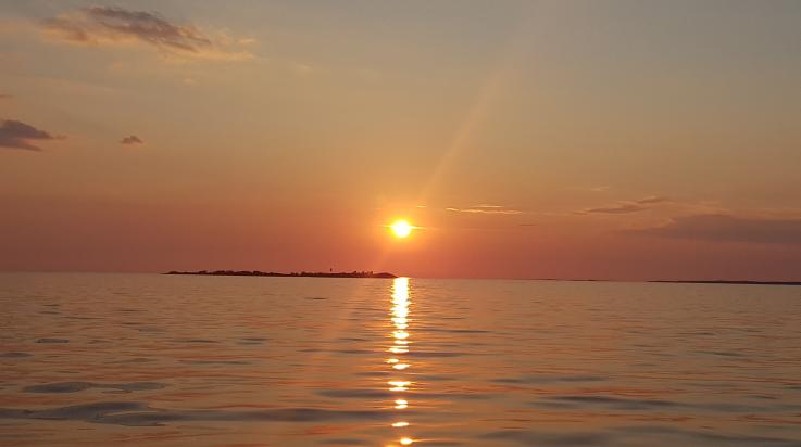 Auringonlasku merellä