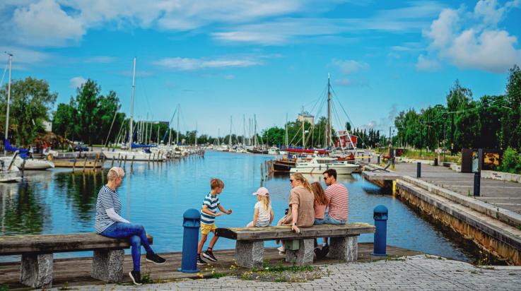 Ihmisiä Kaupunginlahden rannalla