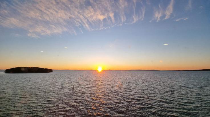 Auringonlasku merellä