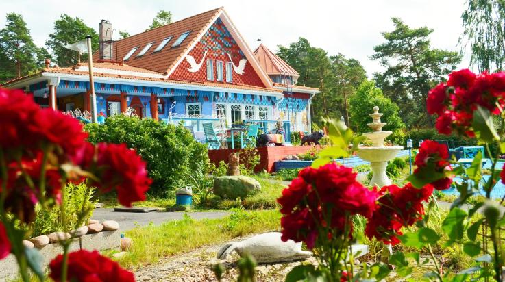 Pilvilinna ulkokuva ja ruusutarha