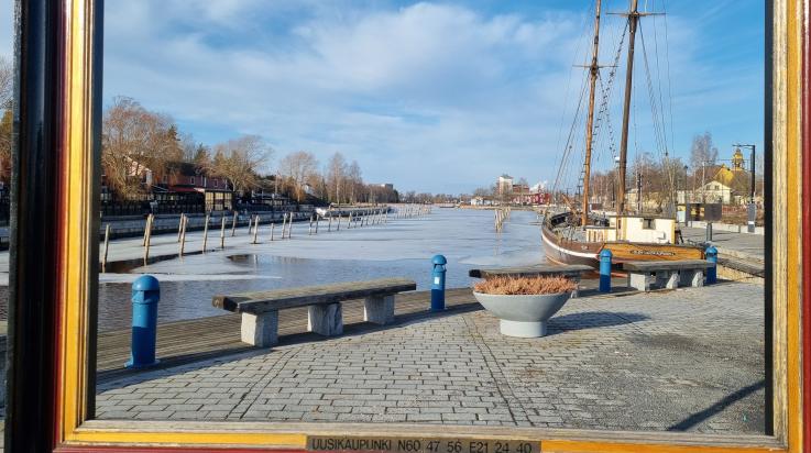 Kaupunginlahden rantaa raameissa