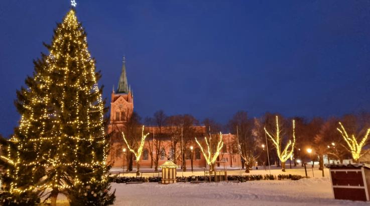 Kuusi torilla ja kirkko takana