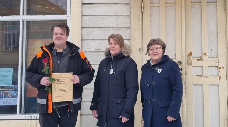 Ruusun saaja ja antajat Kuvalan edustalla
