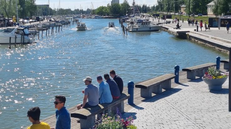 Pojat kaupunginlahden rannalla