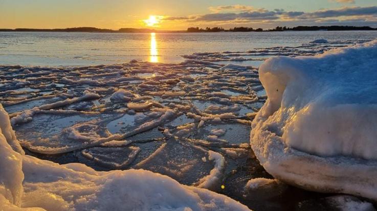 Tammikuinen aurinko merimaisemalla