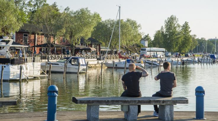 Pojat Kaupunginlahden rannalla
