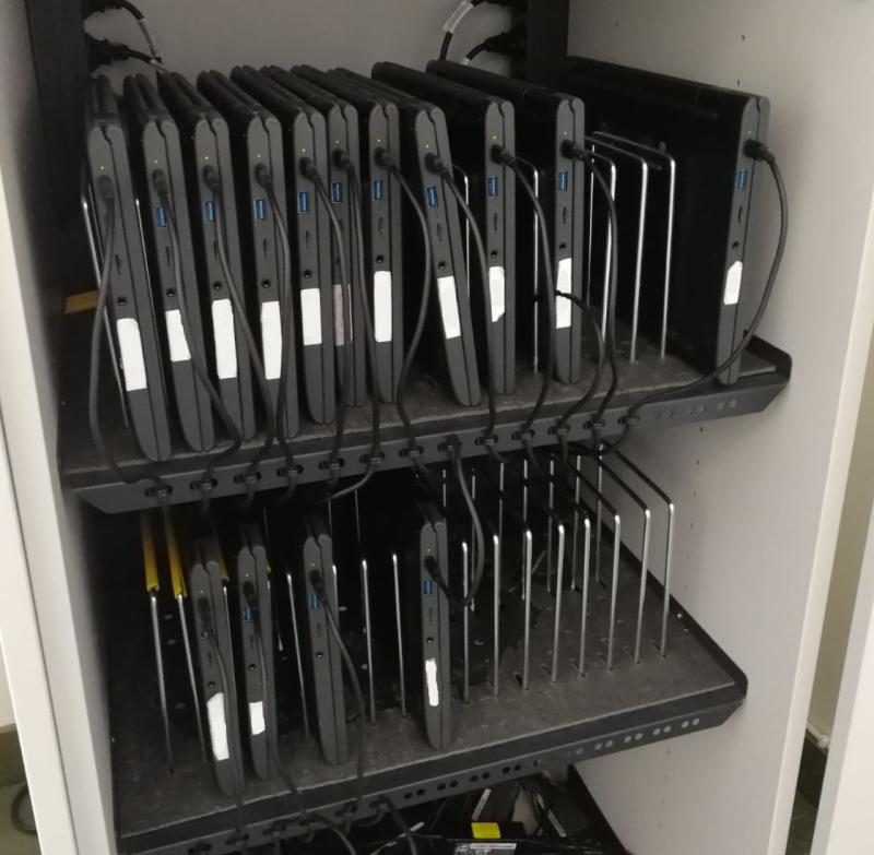 Chromebook-tietokoneita latausvaunussa.