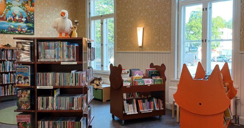 Remontoidun kirjaston lastenosasto, kirjoja, kirjahyllyjä ja somisteita.