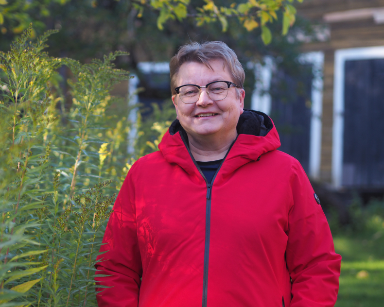 Mari Jalava hymyilee ja katsoo kameraan.