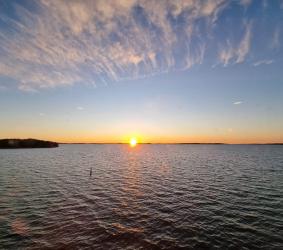 Auringonlasku merellä