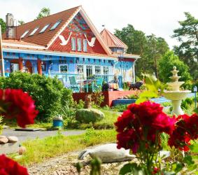 Pilvilinna ulkokuva ja ruusutarha