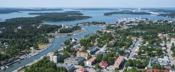 Ilmakuva Uudenkaupungin keskustasta merelle