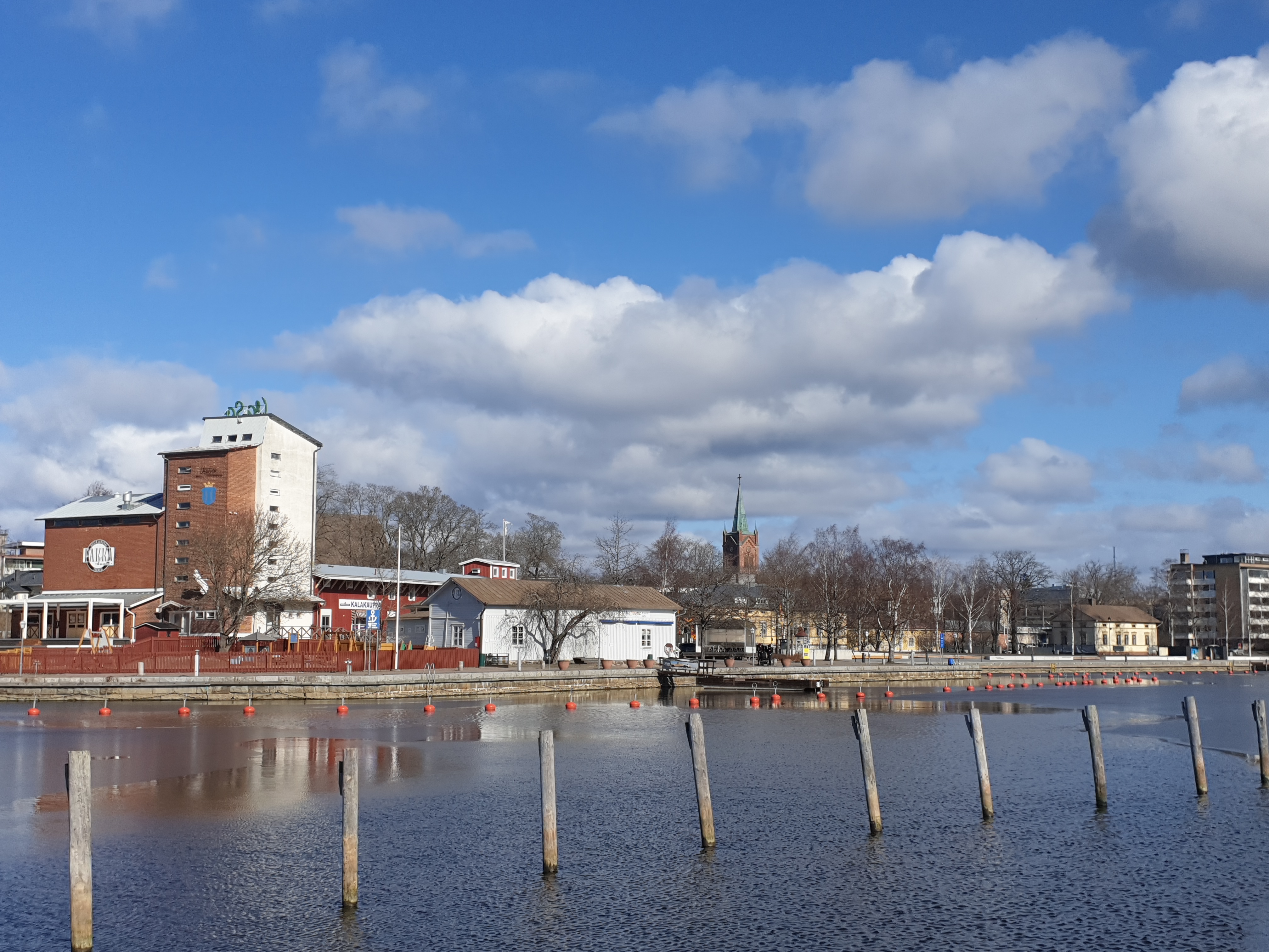 Pakkahuoneen rannan näkymää