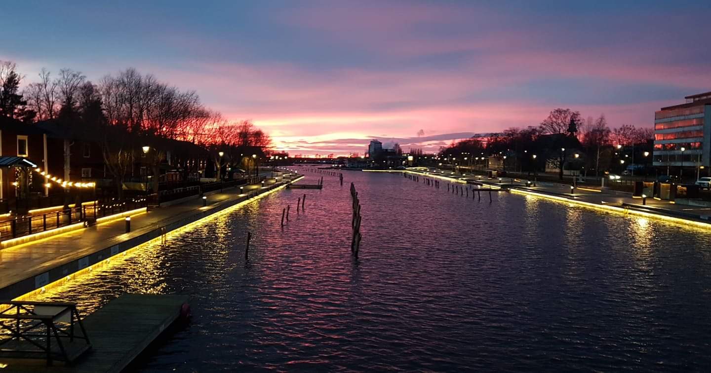 Auringonlaskua kaupunginlahdella