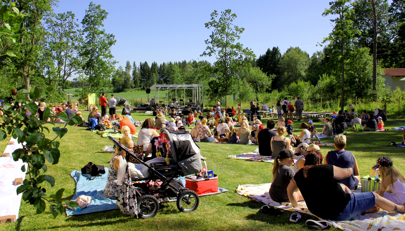 Lasten soundissa palajon ihmisiä ja hyvää musaa