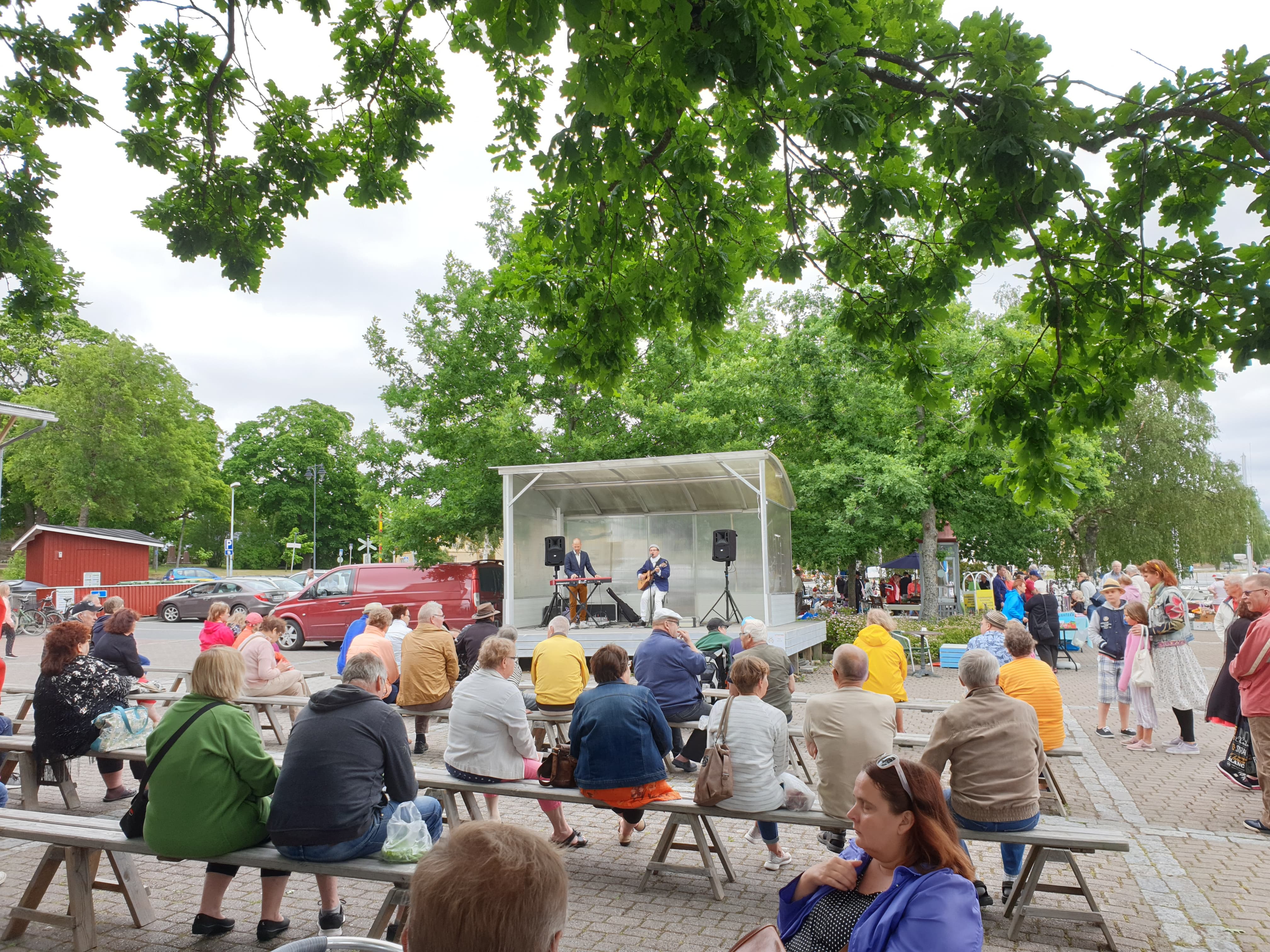 Pakkahuoneen iltatorilla