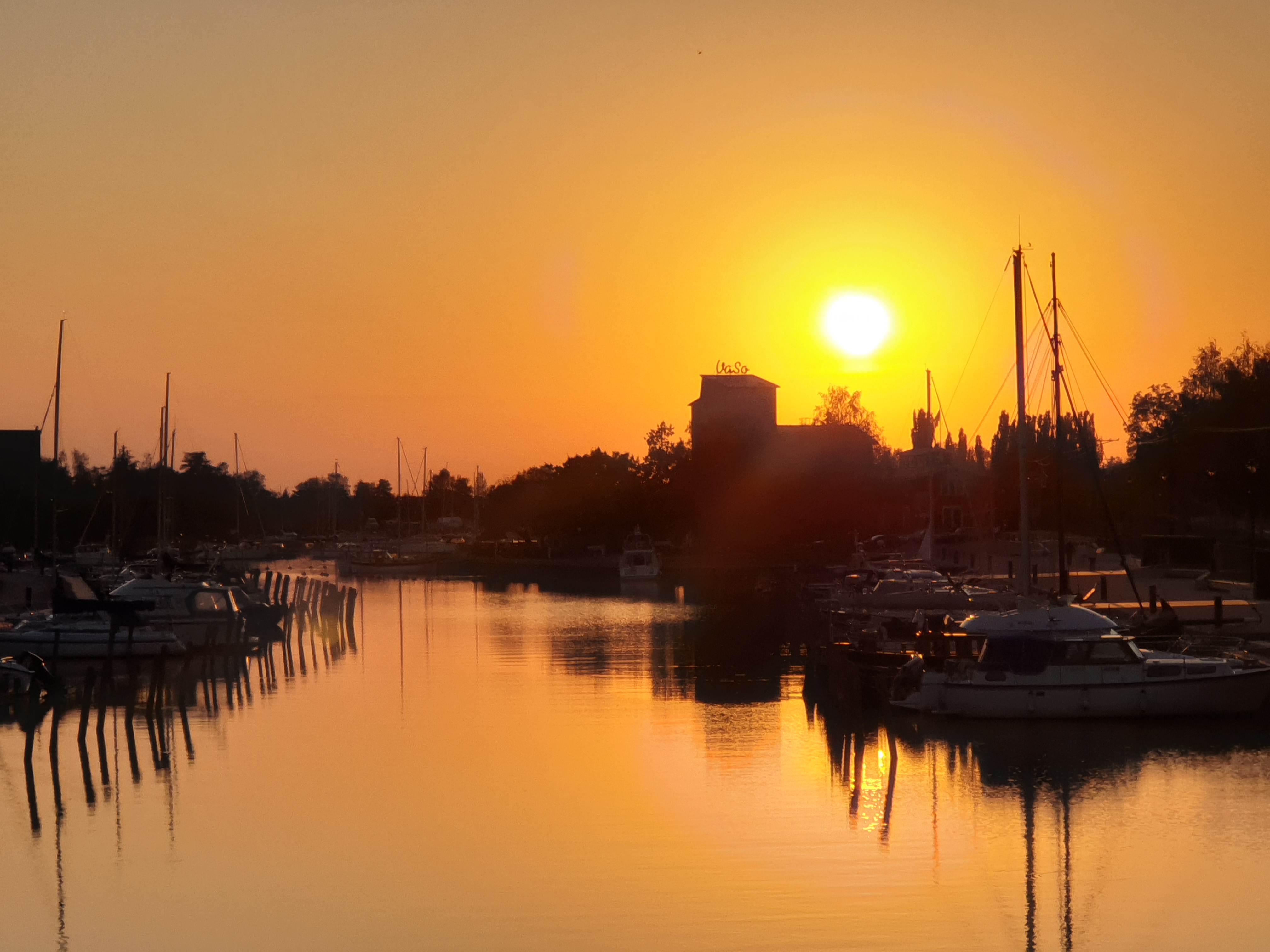 Keltainen auringonlasku Kaupunginlahdella
