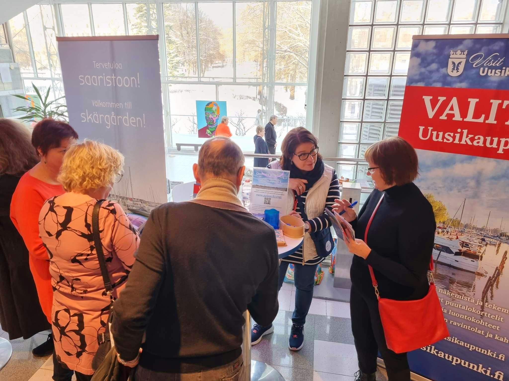 Yleisöä messuständillä