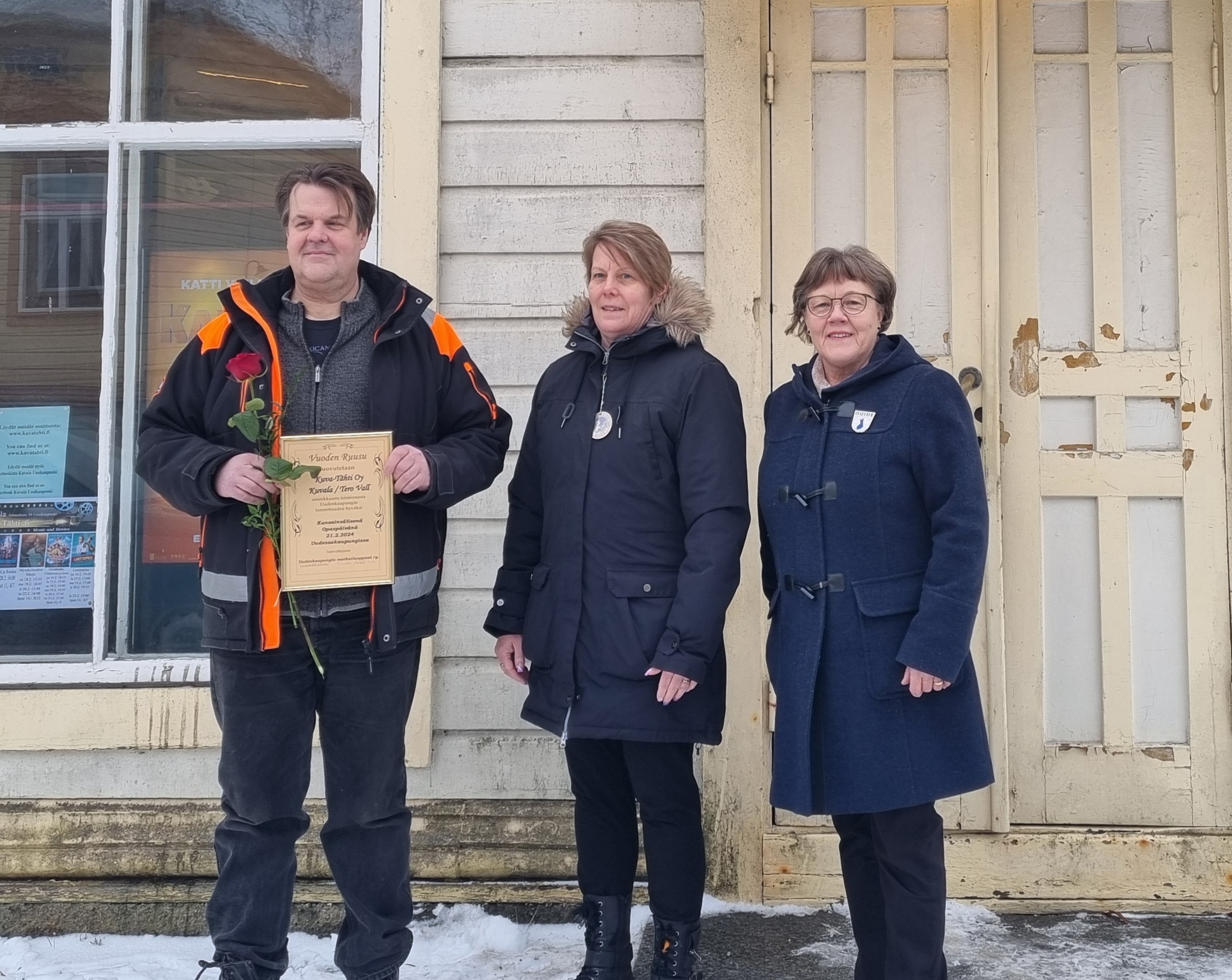 Ruusun saaja ja antajat Kuvalan edustalla