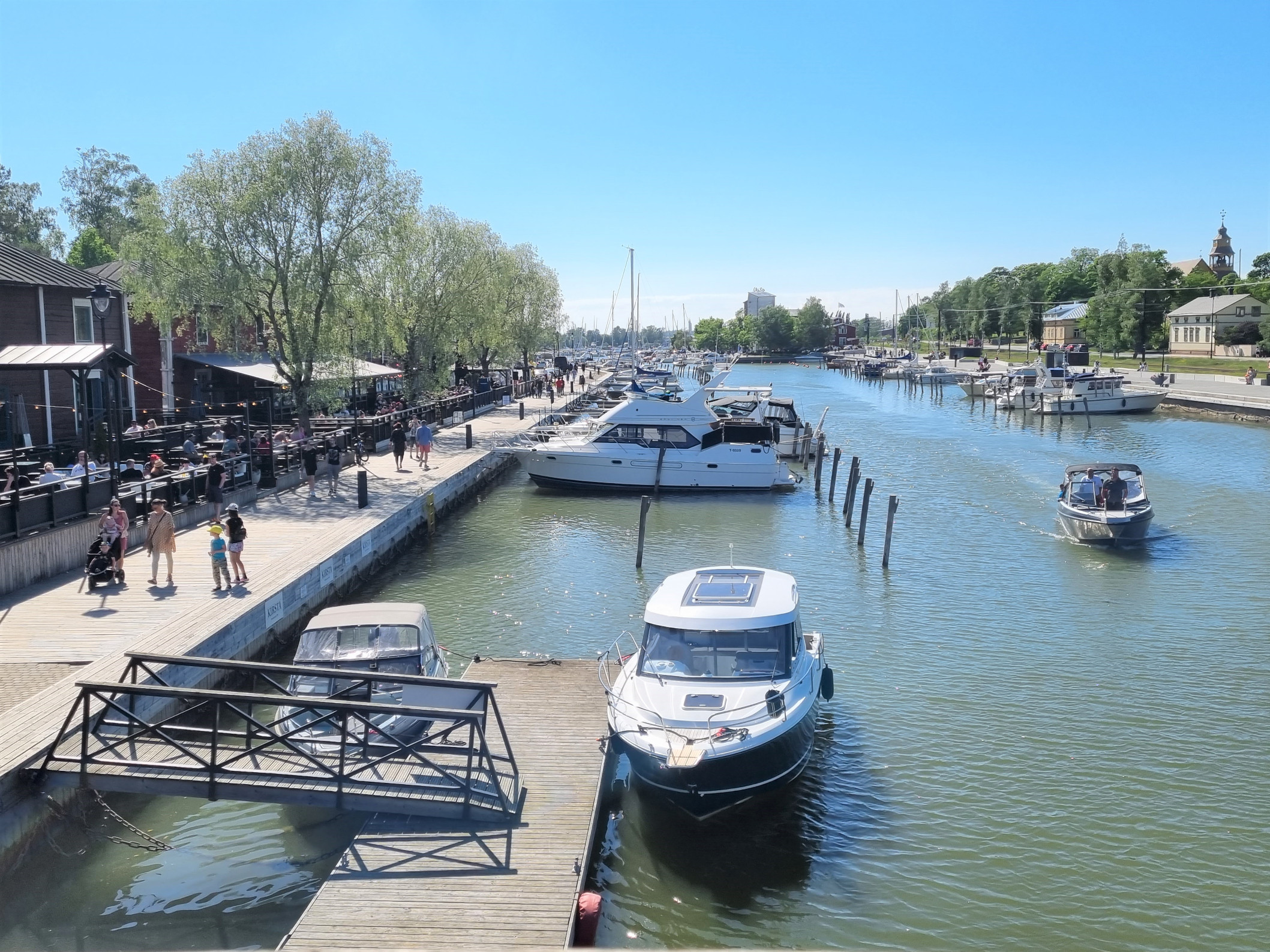 Iltapäivä Kaupunginlahden rannalla