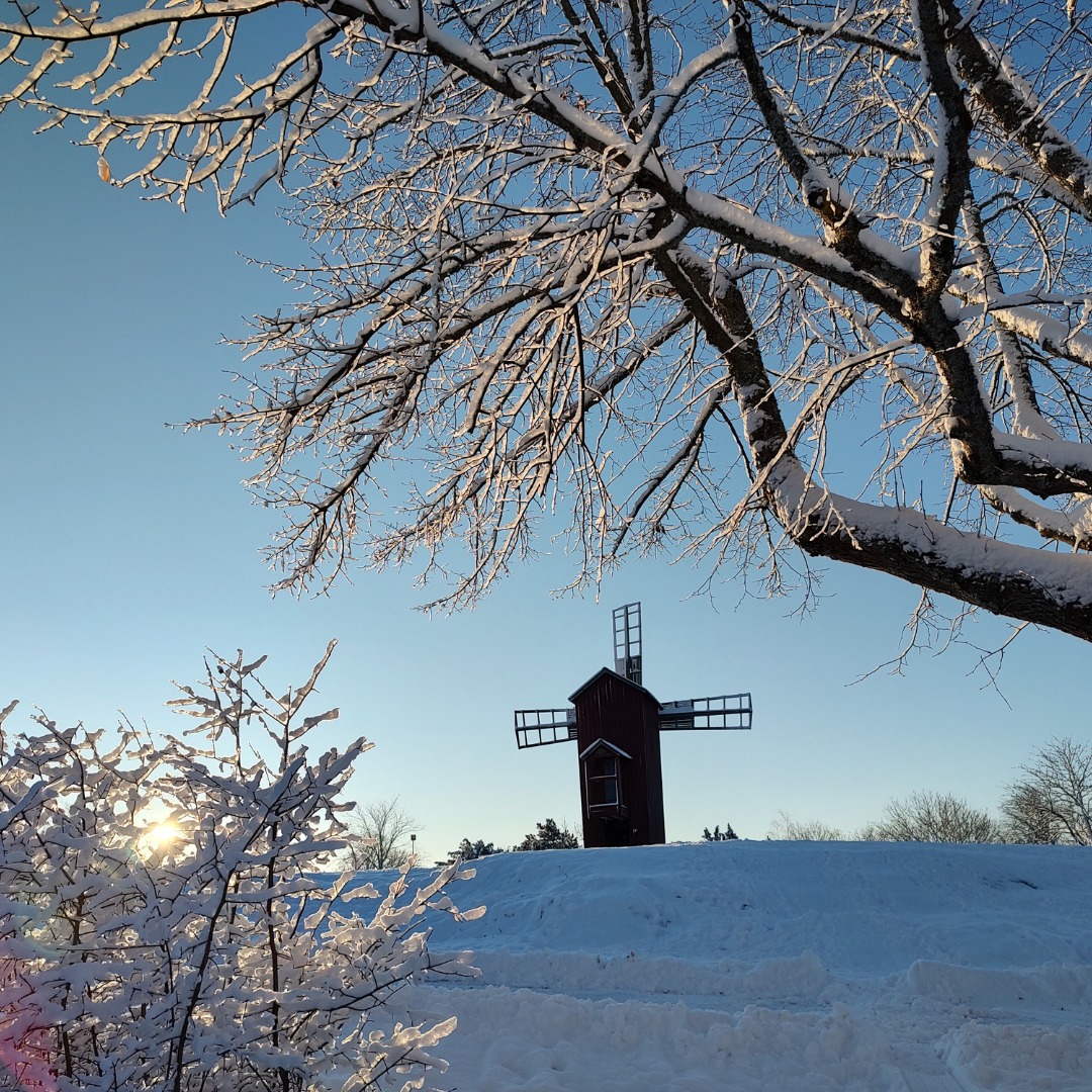 Luminen myllymäki, mylly mäen päällä taivasta vasten