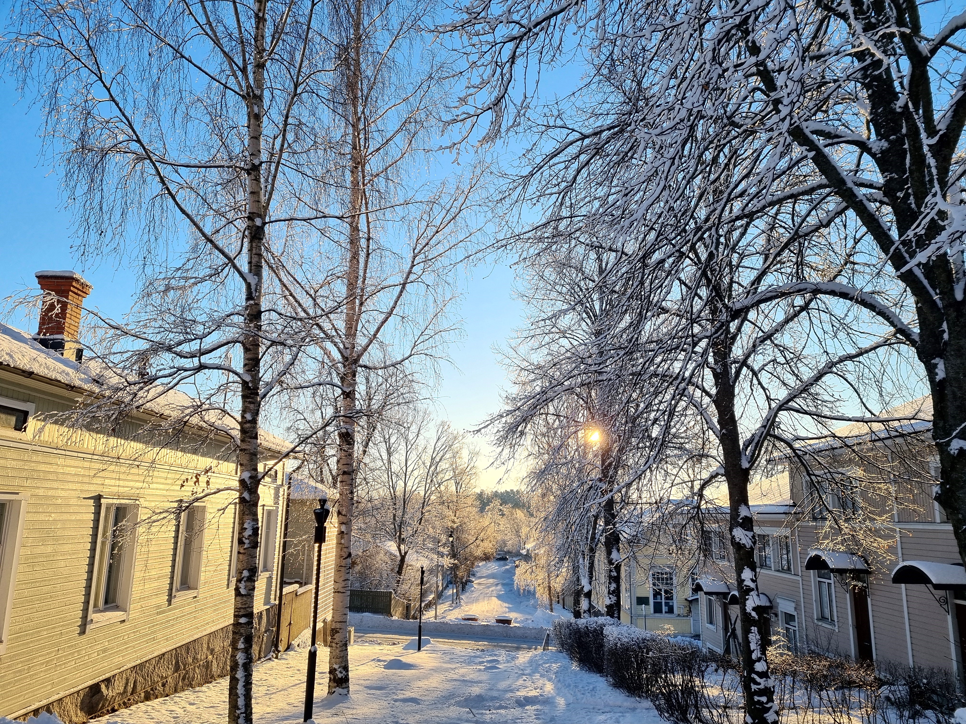 puutaloja Myllymäen reunalla