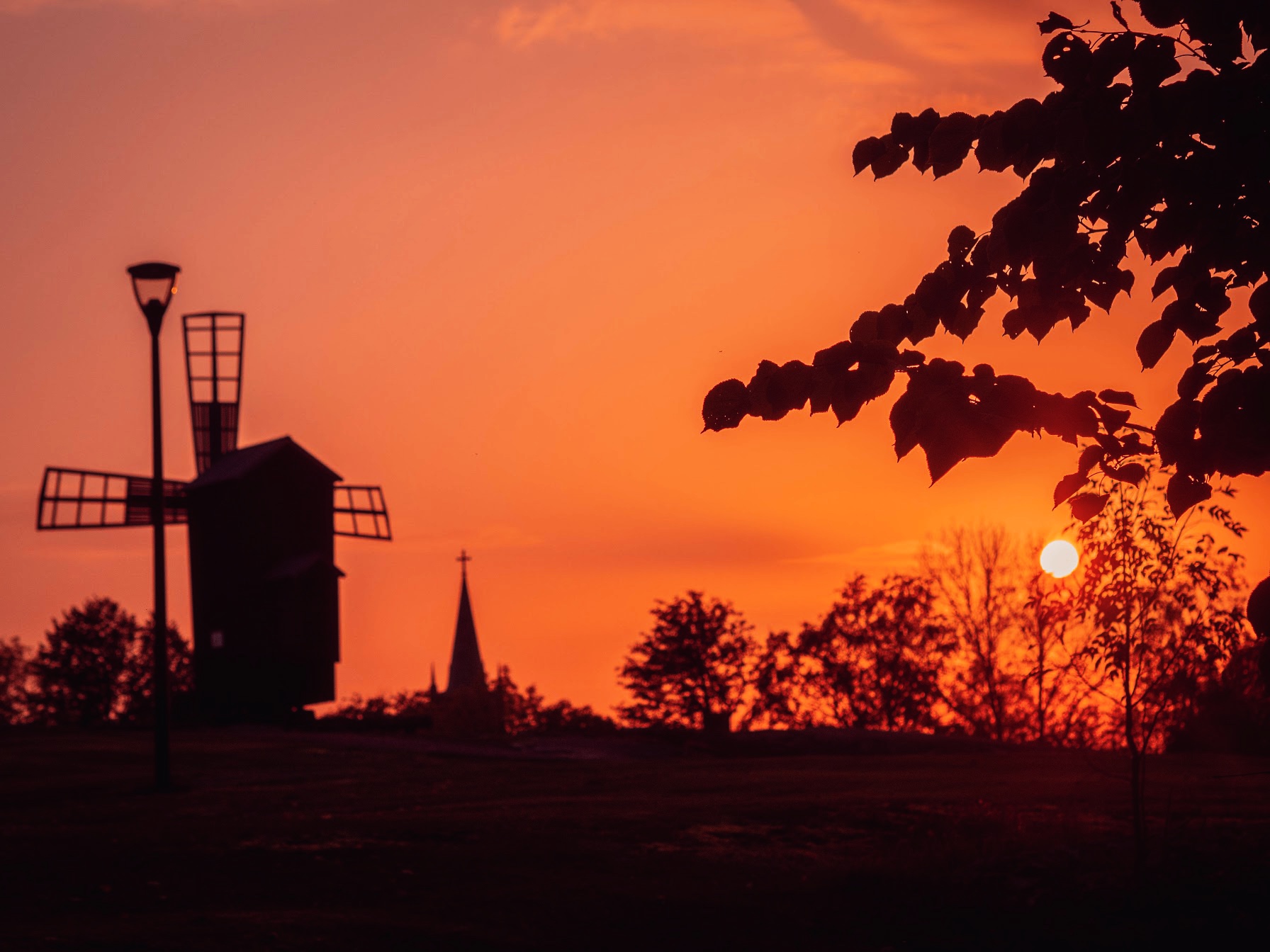 Punainen taivas Myllymäellä