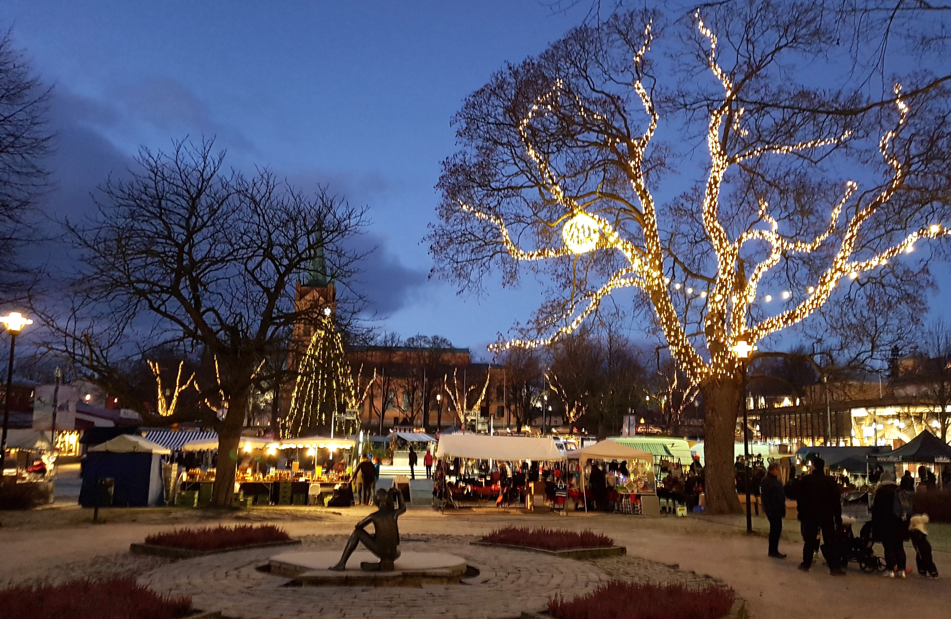 Rauhanpuisto ja joulutori