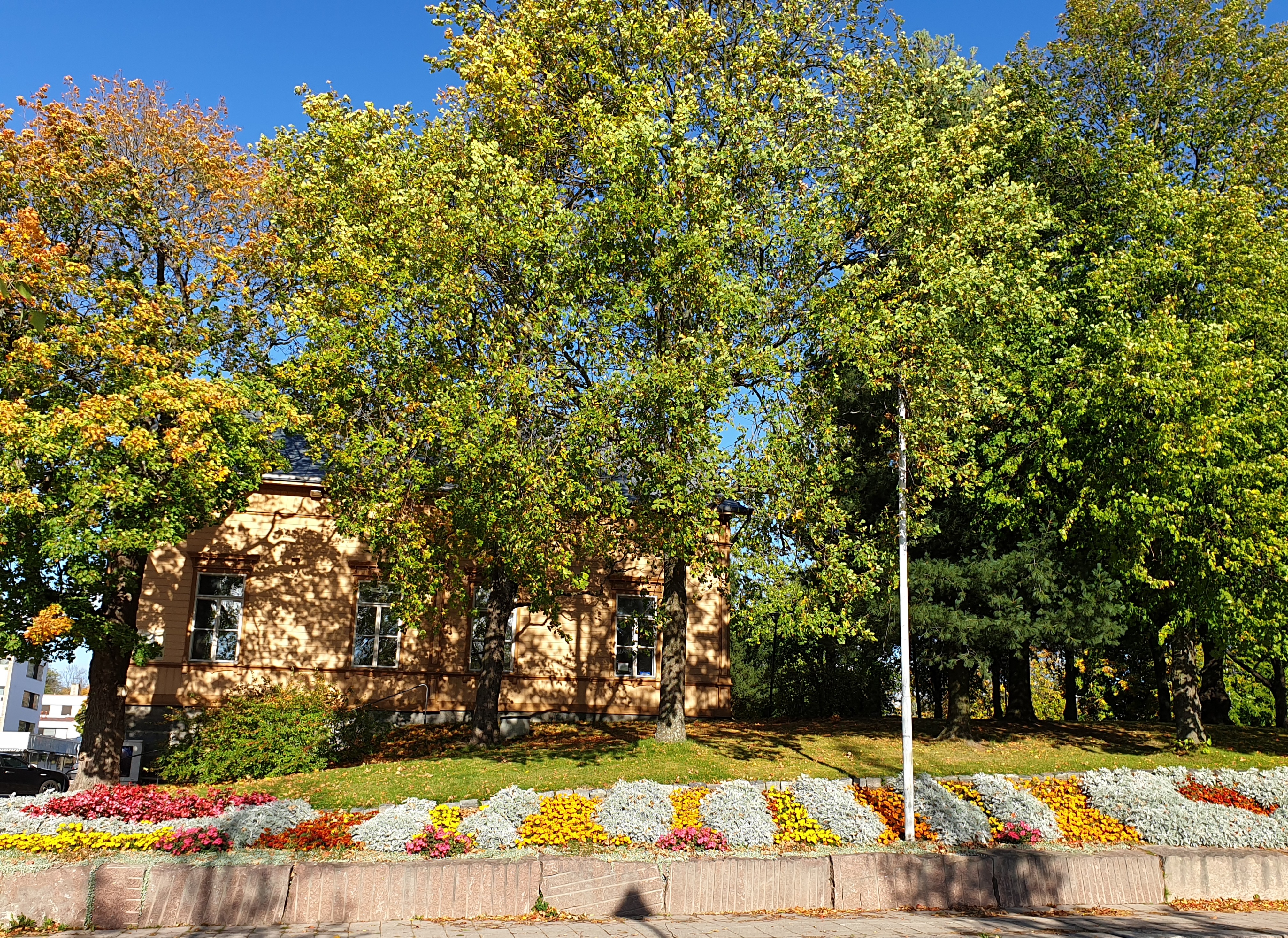 Ruskaa_kirjastonpuistossa