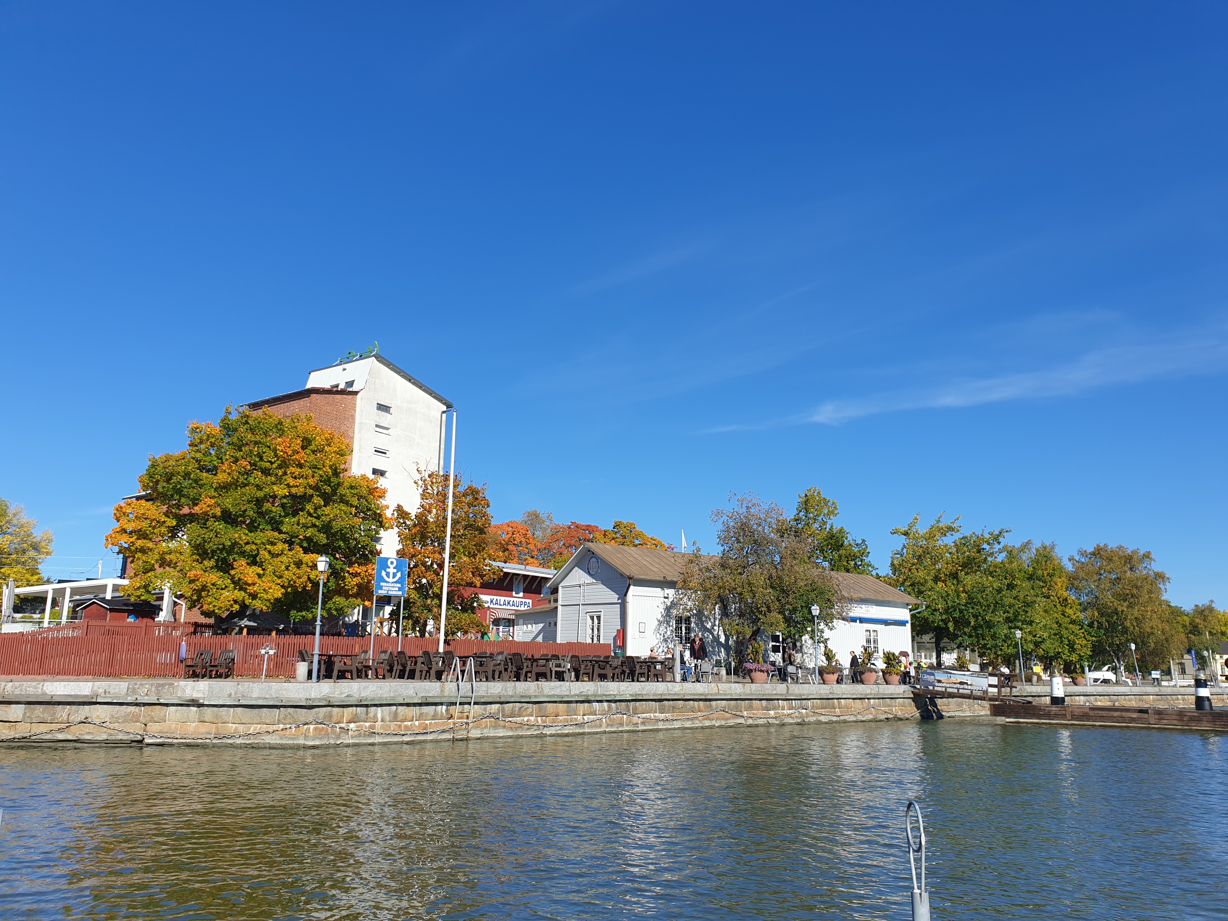 Syksyinen Pakkahuone mereltä päin