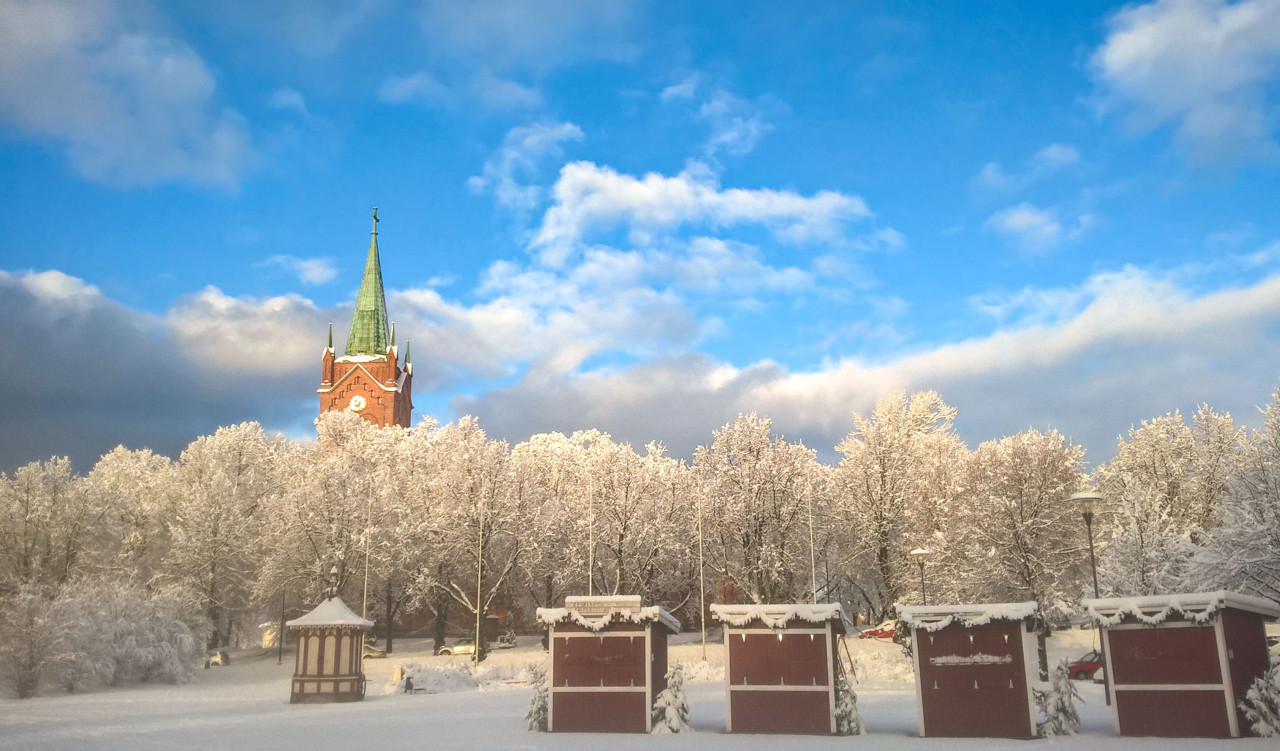 Luminen tori ja kirkon torni
