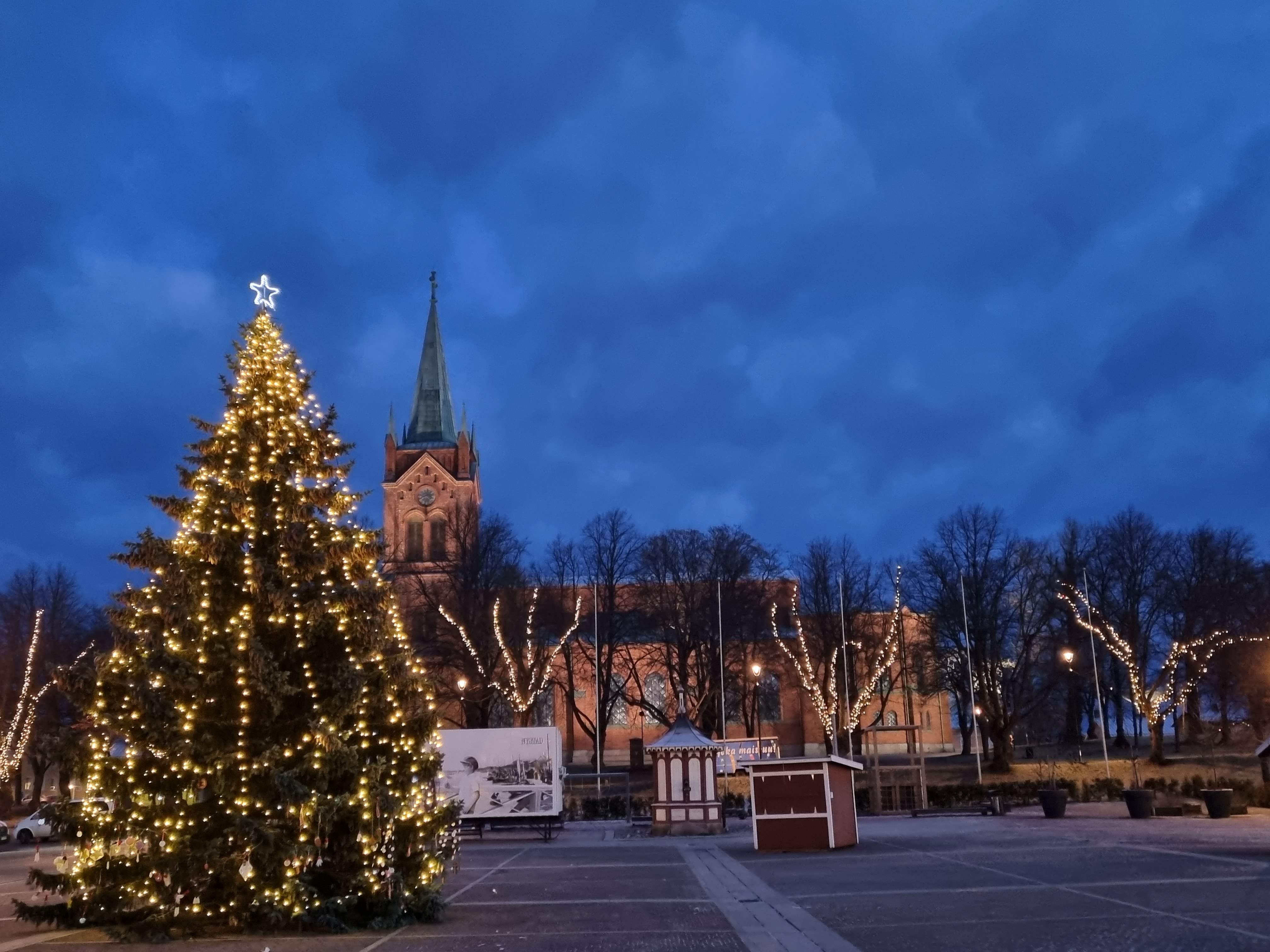 Torin joulukuusi ja kirkko