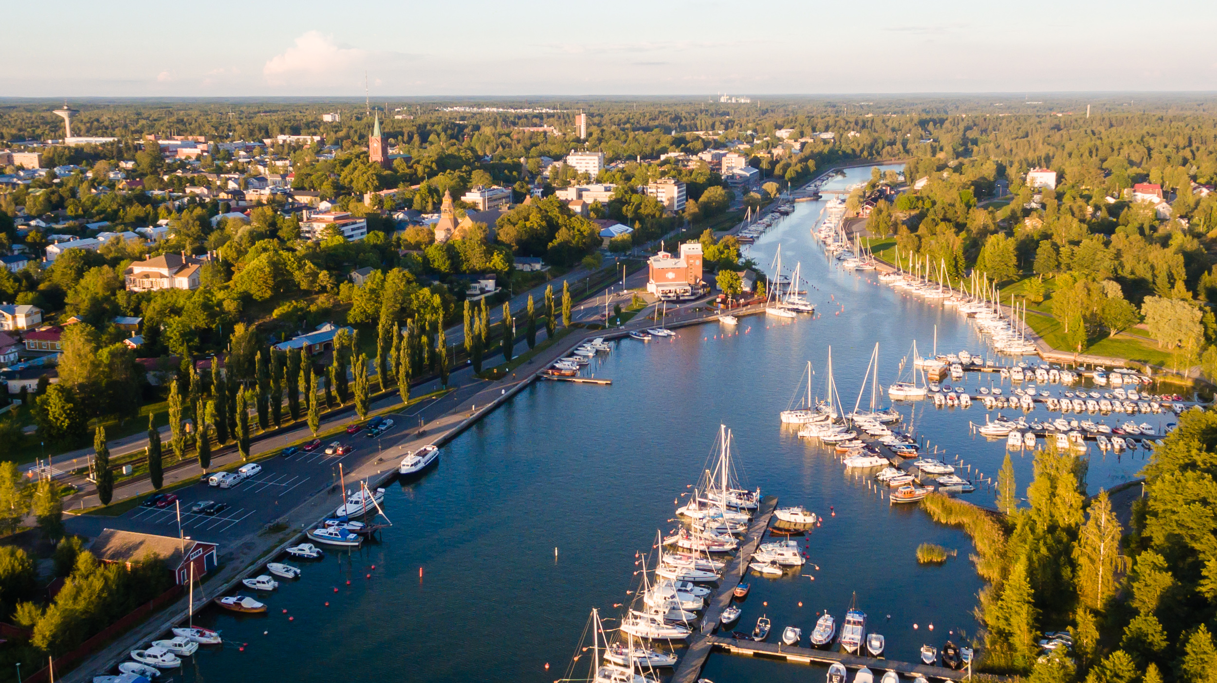 Kaupunkia ja kaupunginlahtea ilmasta käsin