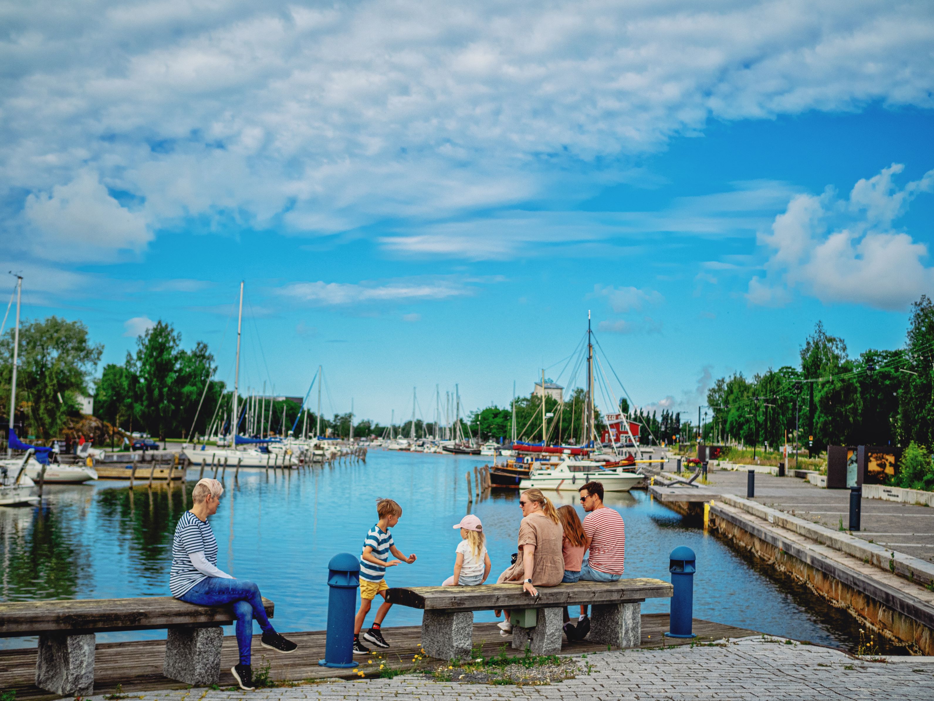 Ihmiset kaupunginlahden rannalla