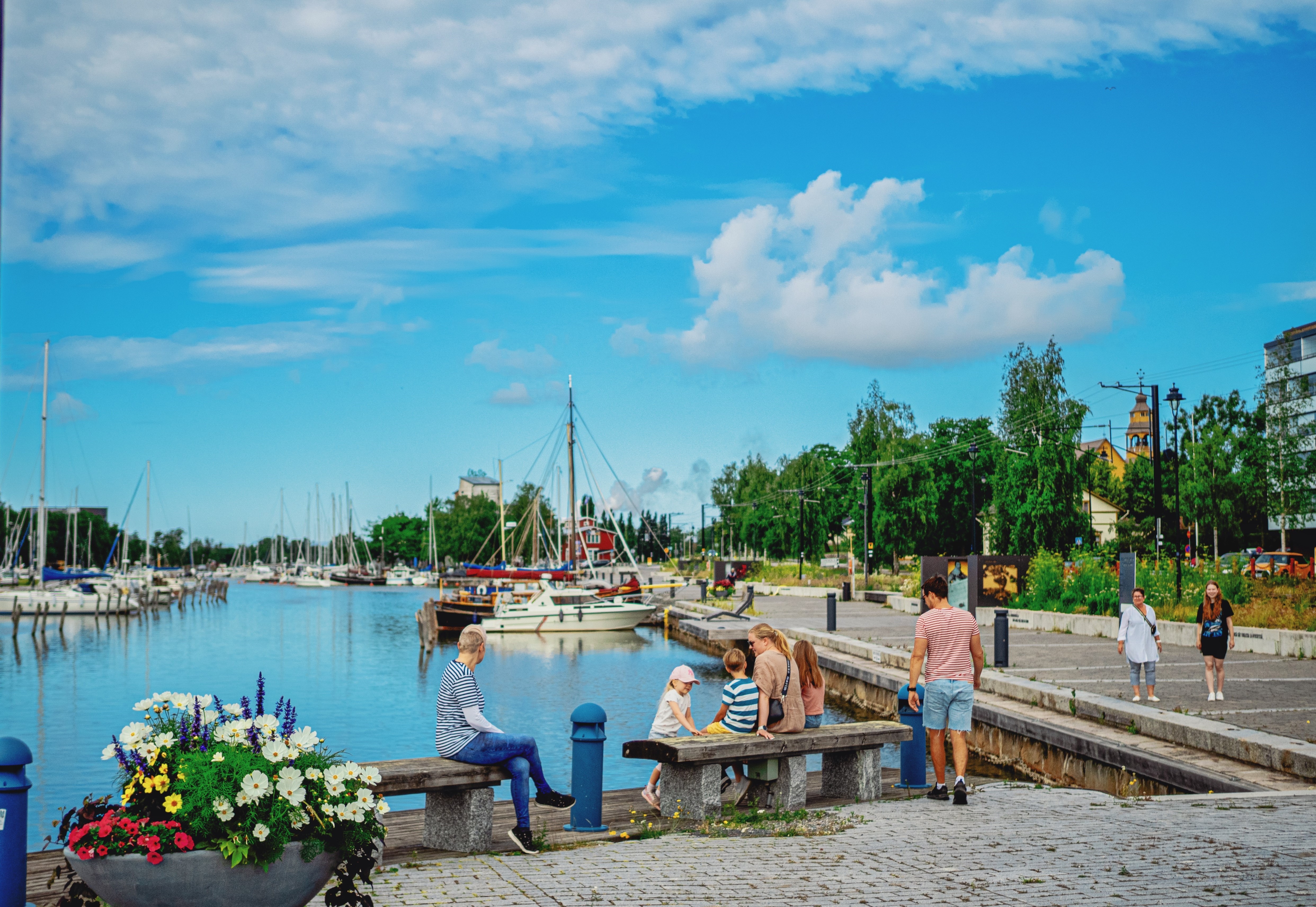 Ihmisiä Kaupunginlahden rannalla