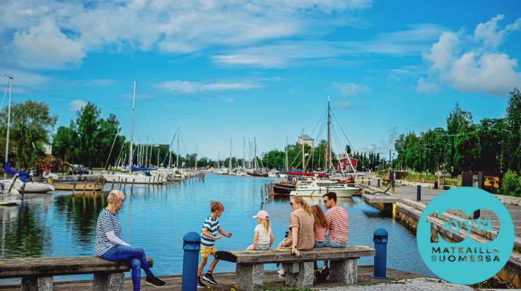 Ihmisiä Kaupunginlahden rannalla