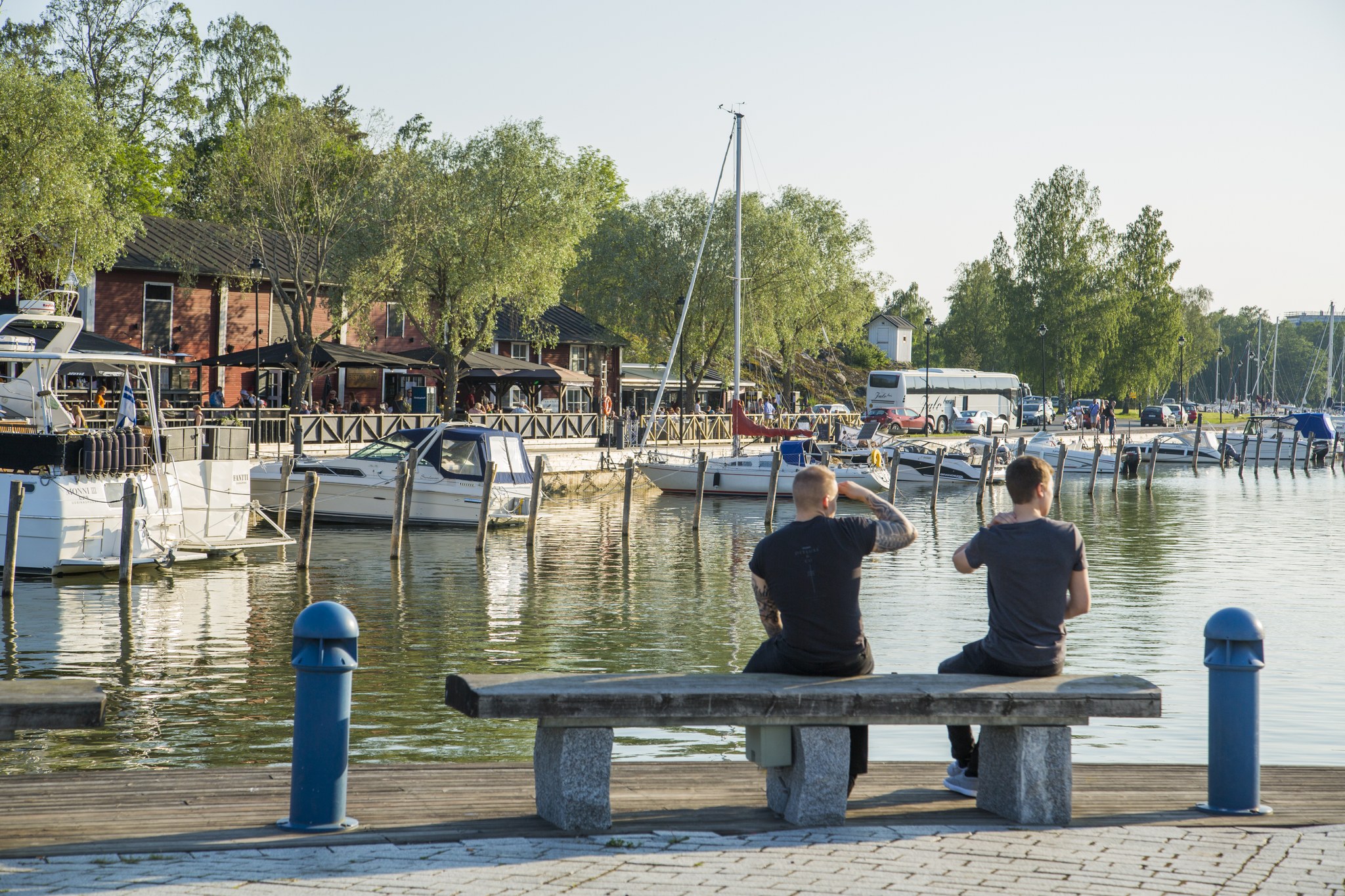 Pojat Kaupunginlahden rannalla